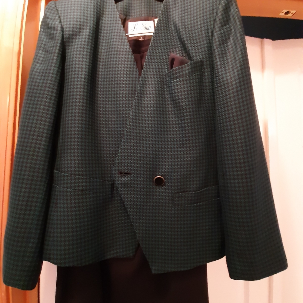 Le Suit Skirt Set, Green and Navy, Size 8